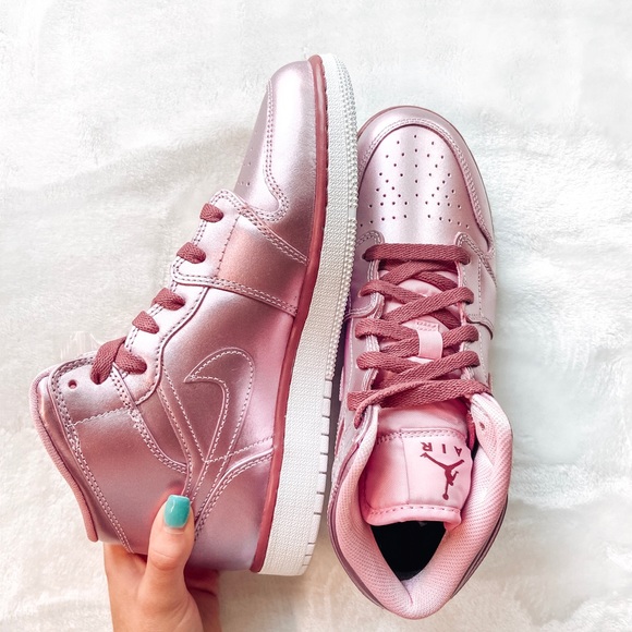 BRAND NEW AIR JORDAN 1 MIDS - Picture 7 of 8